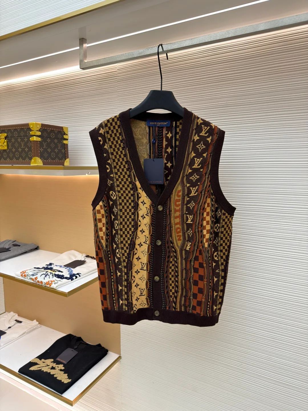 LOUIS VUITTON x Nigo jacquard knitted cardigan vest ●Original version: 13900 purchase and development ●Item number: 1681549-B45 ●Fabric: cotton fabric ●Technology: jacquard knitting ●Color: brown ●Version: fitted version ●Weight: about 330 grams ●Size: S-M-L-XL ●Description: This LOUIS VUITTON x Nigo FW25 This jacquard-knit cardigan vest has a loose fit for comfort and freedom of movement. The fabric is made of high-quality wool blend, with a soft and delicate feel, excellent warmth retention and breathability. The jacquard workmanship of the body is exquisite, with clear patterns and bright colors. It has remained firm and will not fall off after repeated washing tests. The neckline adopts a classic V-neck design, which fits the neck line and fastens tightly. The stitching on the body is even and neat, about 12 stitches per inch, ensuring a solid structure and not easily deformed. The cuffs and hem are ribbed to fit the body better while maintaining good warmth. The overall craftsmanship is exquisite and the details are well handled, reflecting the brand's strict control of quality. The combination of jacquard technology and wool blended material not only ensures the richness of the visual effect, but also enhances the overall texture and high-end sense. The overall wiring is straight and delicate, the fabric is comfortable and soft, and the color is consistent without color difference. It can be matched with the same style to create a fashionable look and control various occasions. Customized accessories, complete with three standards, same style for men and women!